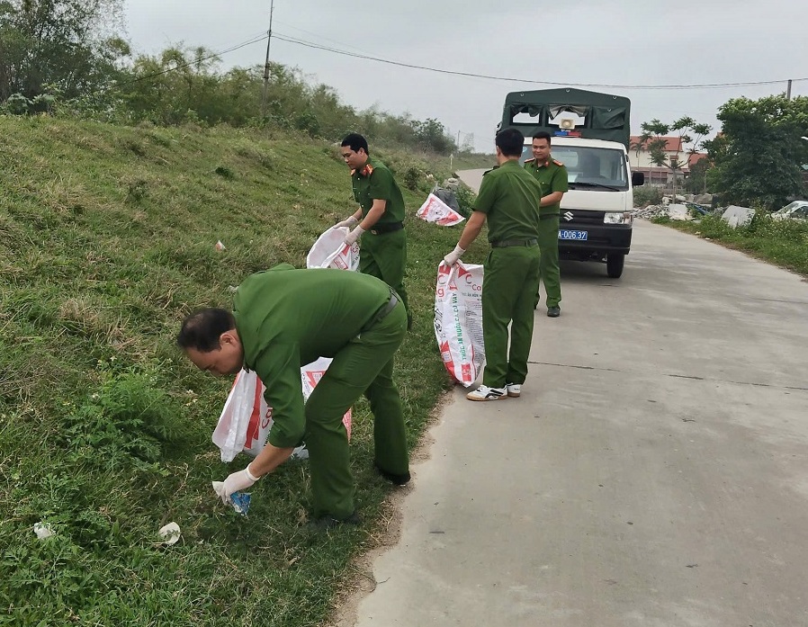 Sôi nổi hoạt động “Ngày Chủ nhật xanh” của Công an xã Hợp Tiến